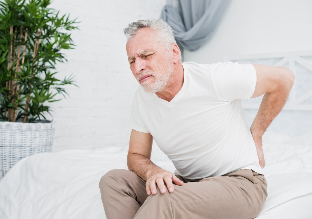 Man experiencing low back pain in Rochester Hills, Michigan