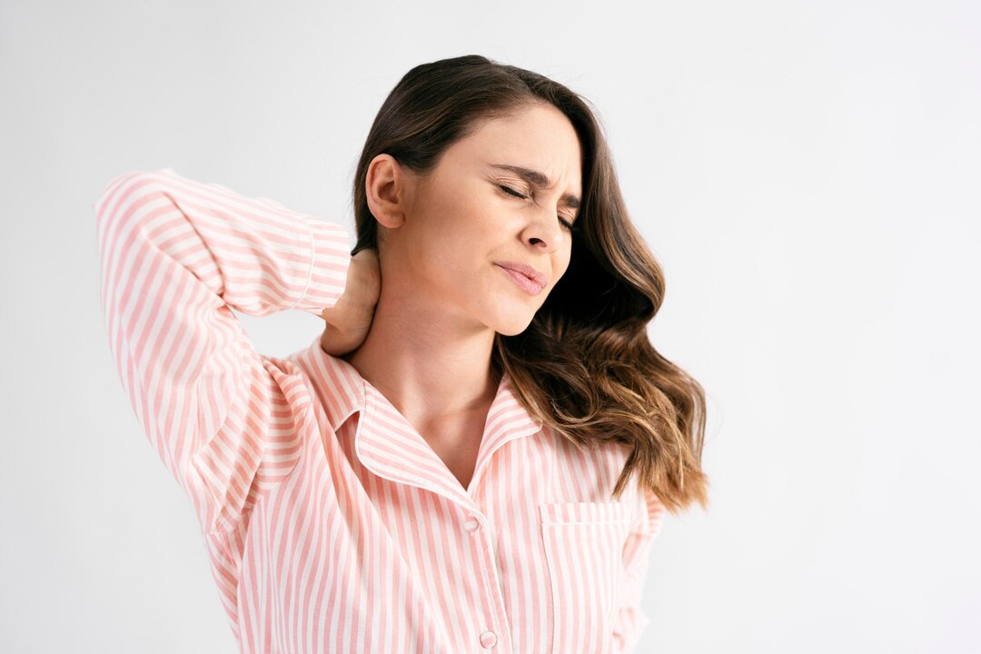 Woman experiencing neck pain in Rochester Hills, Michigan